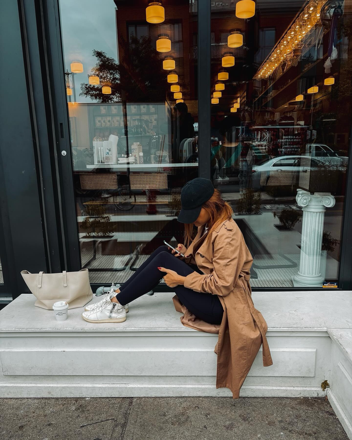 Cold weather, hot coffee, and emails on the brew. #fallfeels ☁️📧☕️🤍

Trench🧥: @dynamiteclothing 
Tote 💼 : @indigo 
Shoes👟: @burberry 
Cap🧢 : @zara 

#allaboutavirgo #fallinmontreal 🍂