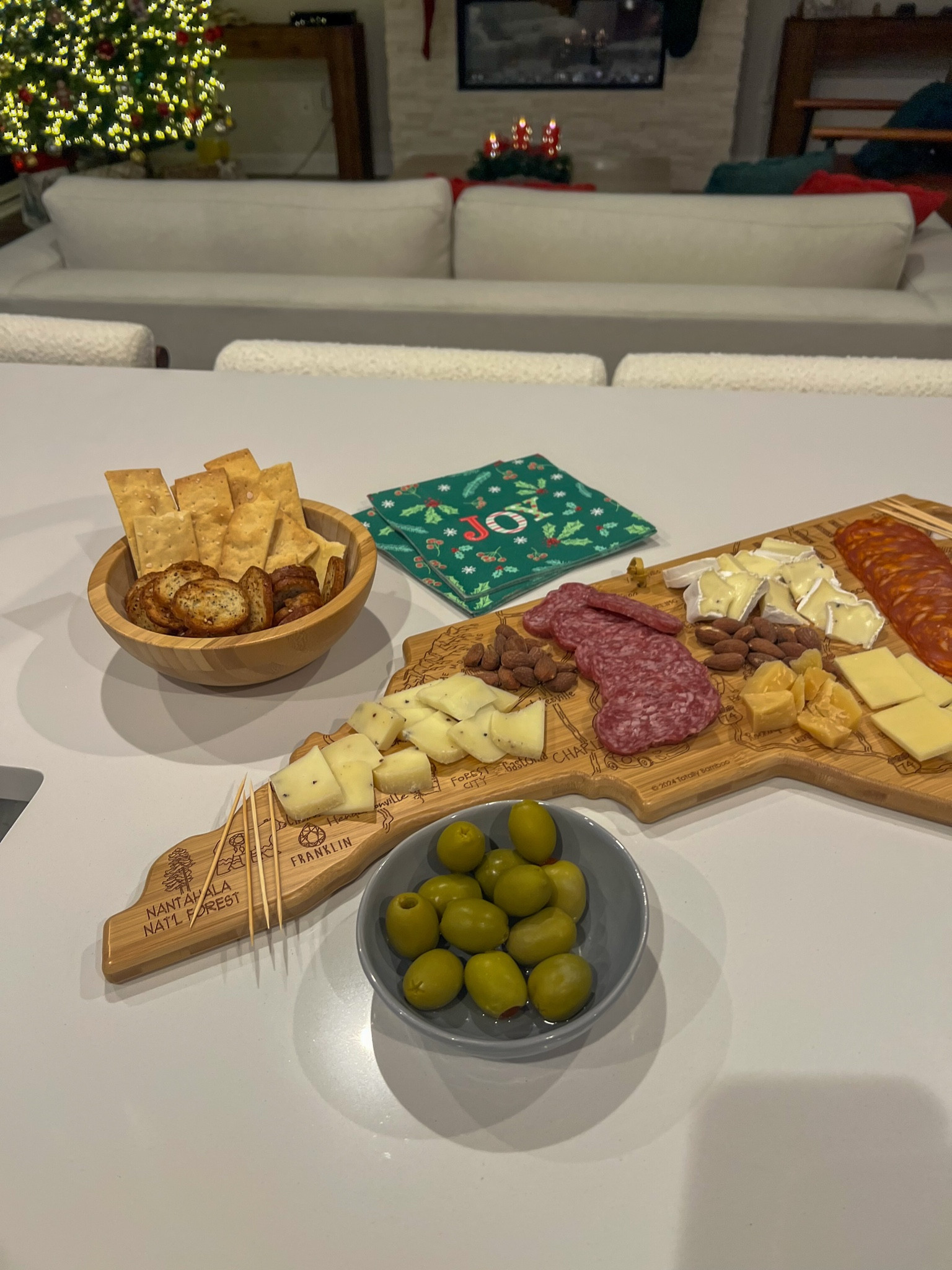 Christmas hosting, Christmas decor, serving bowls

#LTKHoliday #LTKHome #LTKSeasonal