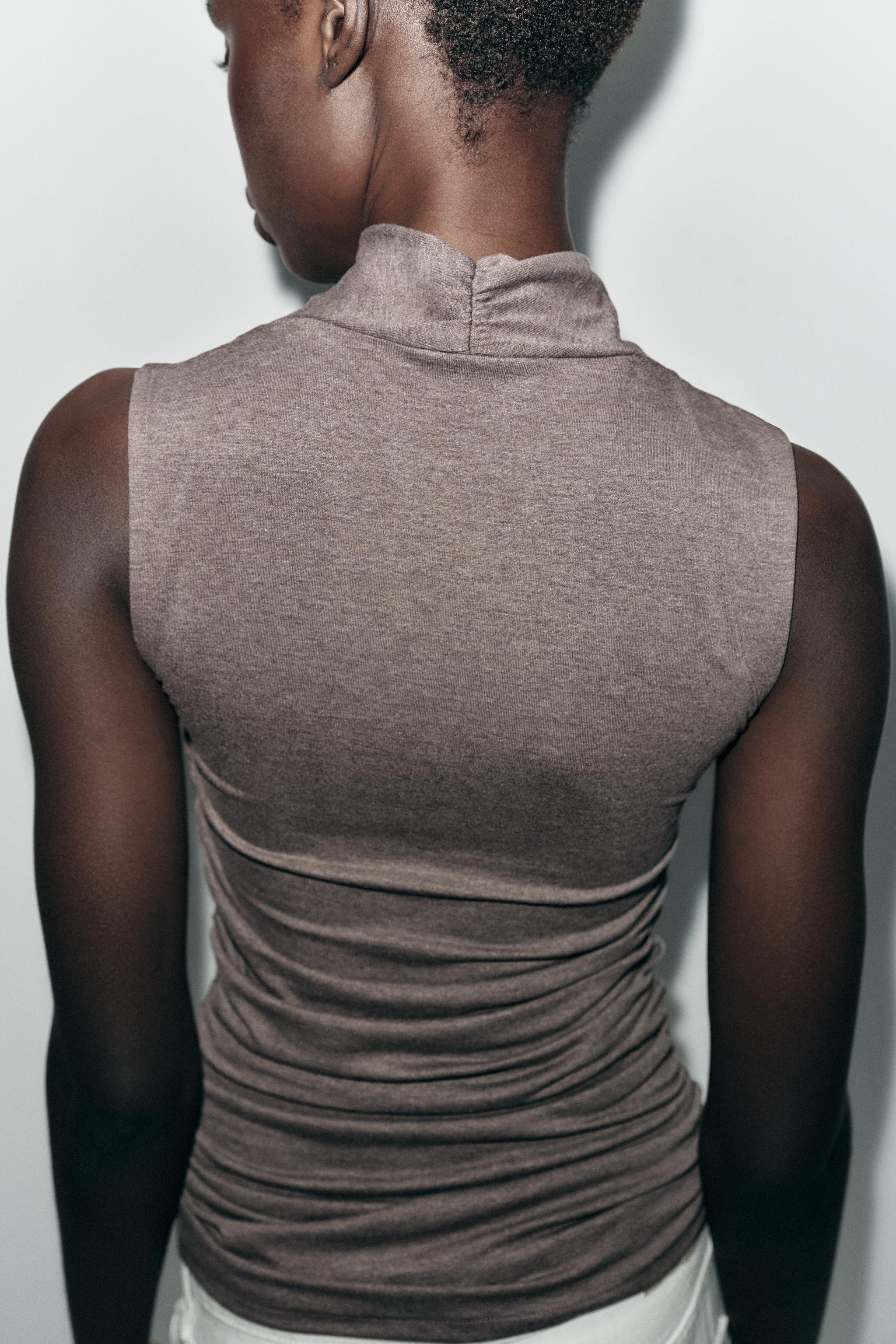 Sleeveless top with a crossover v-neck. Featuring draped fabric at the sides. | Zara DE