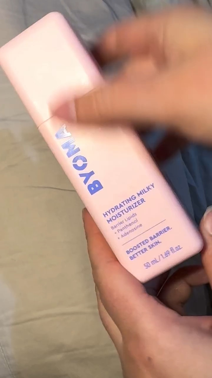 @byoma sent me this Milk Moisturizer!!! I have used this for a while now and love it. It isn’t greasy, it has low to zero scent, my skin has had no breakouts, it sinks into my skin without feeling heavy! My skin feels clean and natural while feeling hydrated! Would definitely repurchase this! You can find it on Sephora or comment “Shop” for the link 😍