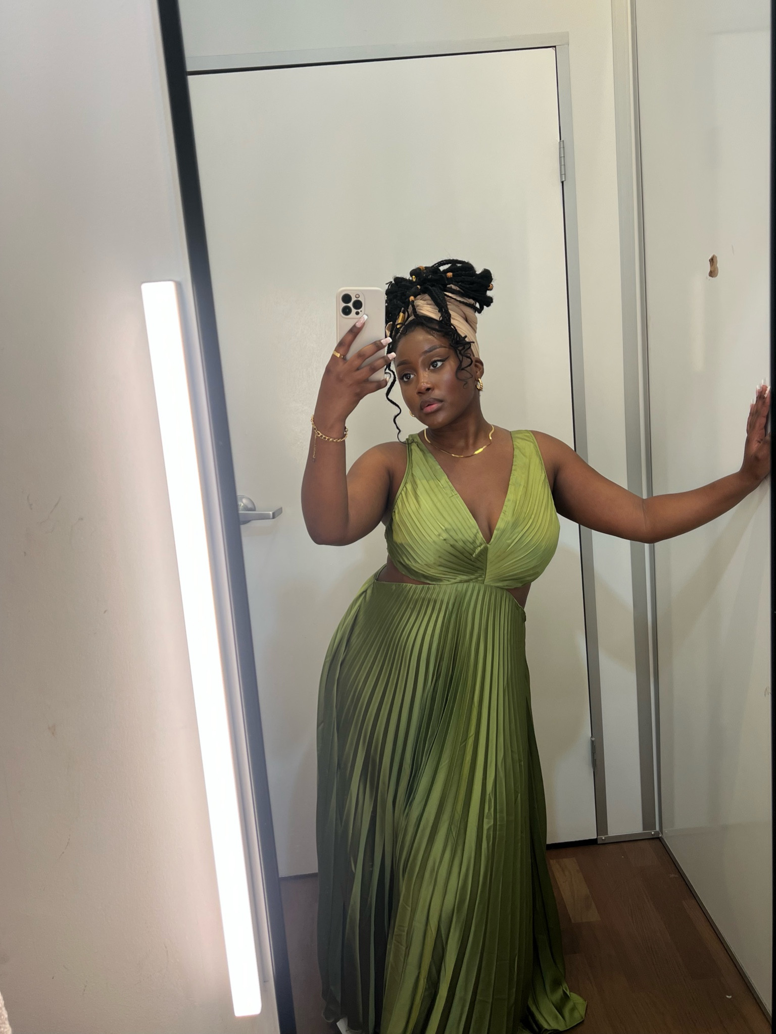Something about green 🌴🫒🍸

Looking for wedding guest dress ideas? 

Abercrombie have you covered with this gorgeous GORGEOUS plisse cut out dress. This is also perfect for the petite girls and if you’re slightly taller this will come above the ankle! 


#LTKunder50 #LTKFind #LTKwedding