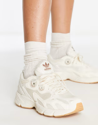 adidas Originals Astir trainers in off white with gum sole | ASOS (Global)