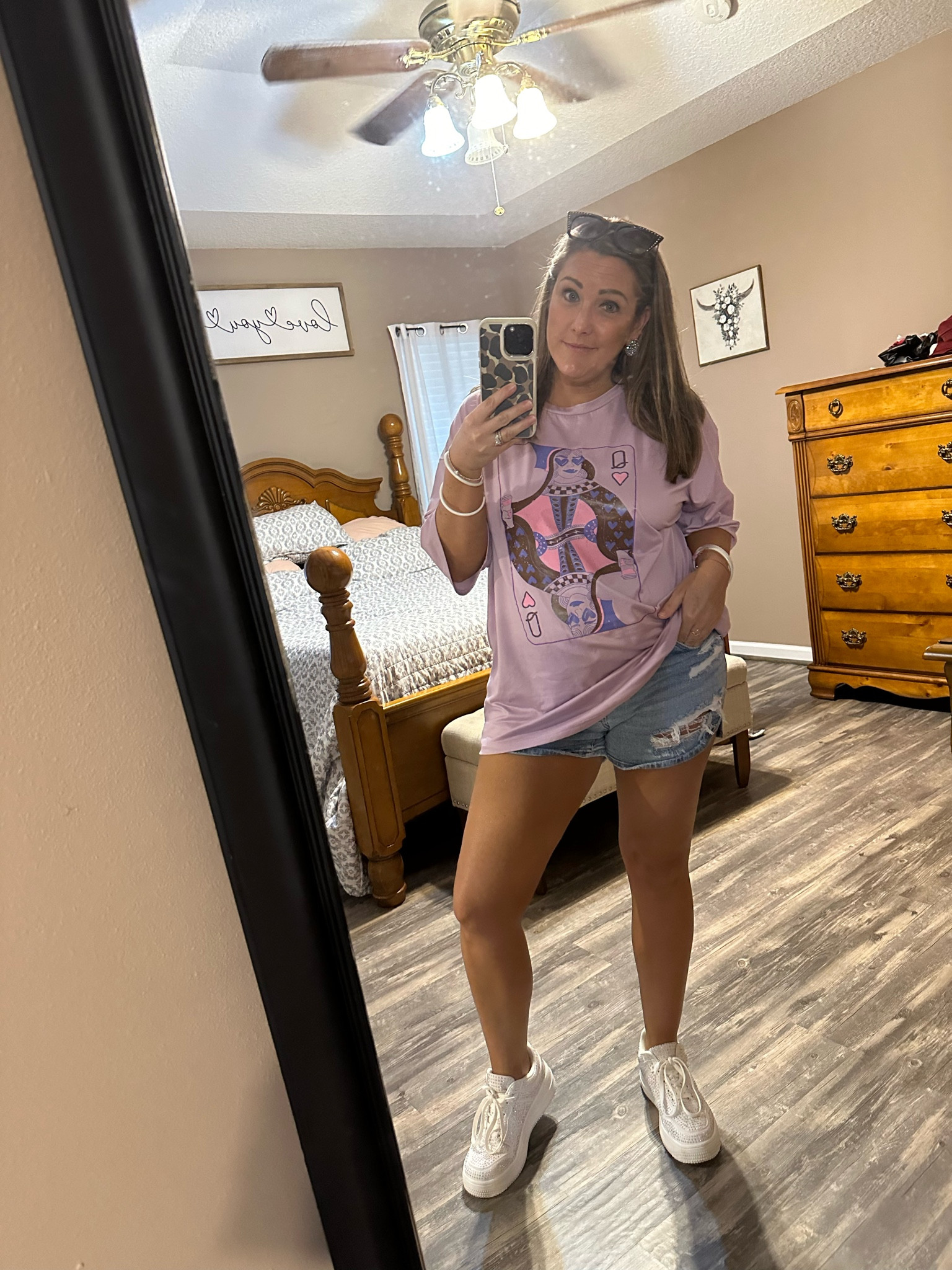 Shein
Graphic tee
Queen tee
Jelly bracelets 

#LTKFindsUnder50 #LTKMidsize #LTKOver40