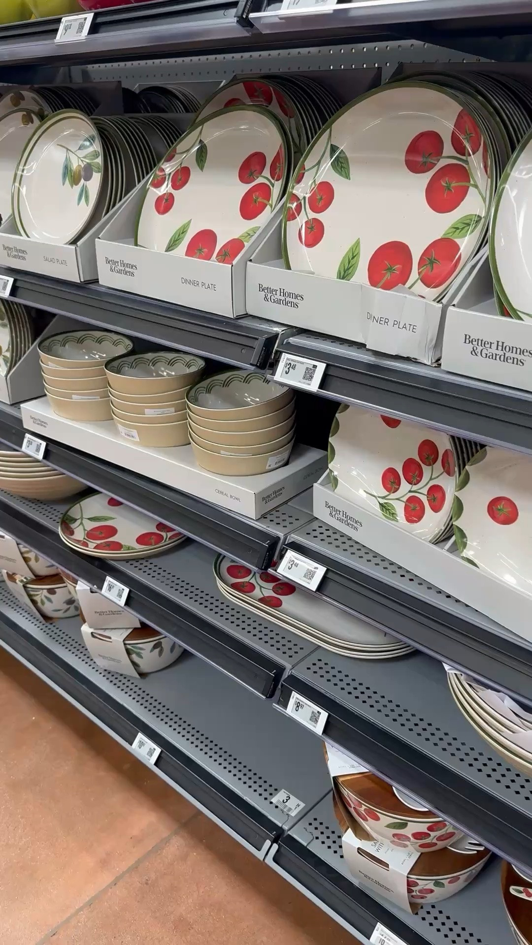 Love these melamine plates and dinnerware that look so much more expensive than they are!  Patio decor, home entertaining