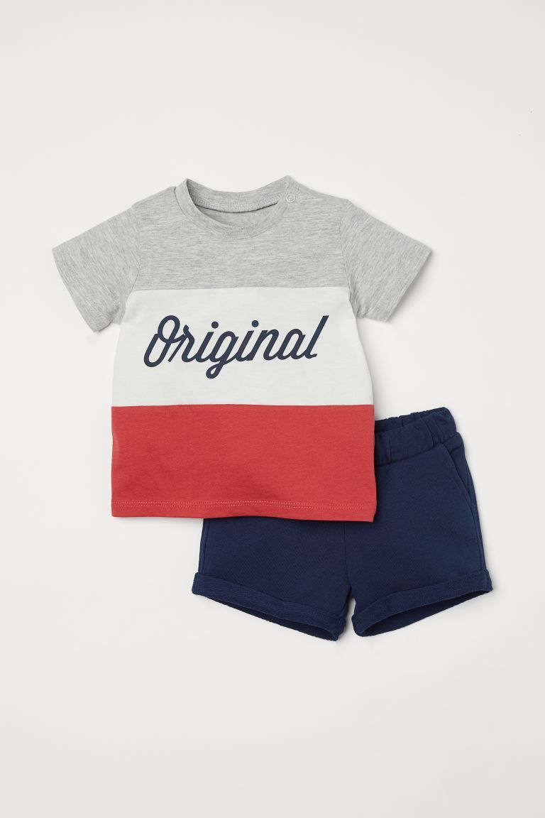 Set mit T-Shirt und Shorts aus weicher Baumwolle. T-Shirt aus Jersey mit Druckknopf an der einen ... | H&M (DE, AT, CH, NL, FI)