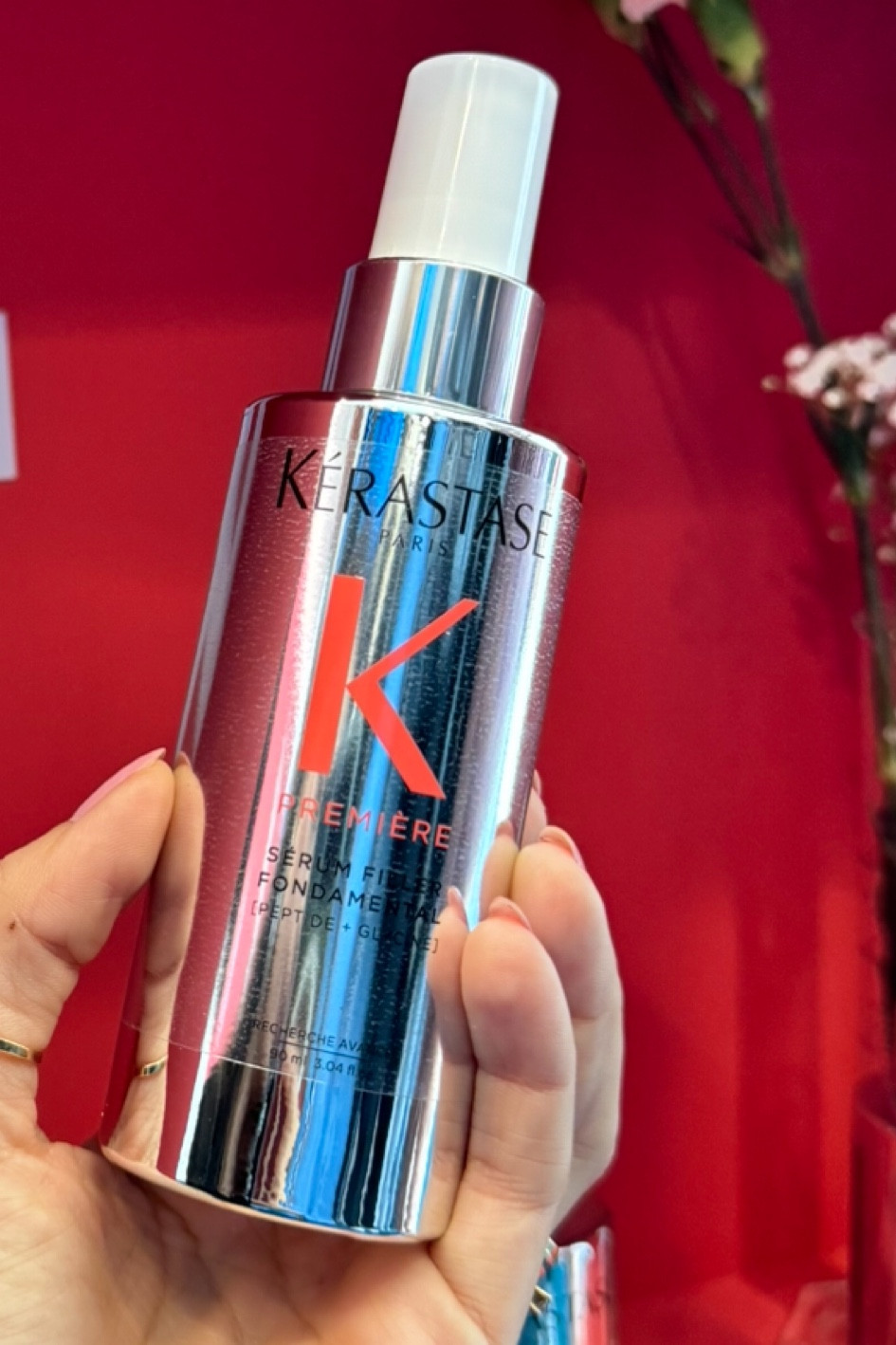 O Sérum Kérastase Première Filler Fondamental é um tratamento leve, sem enxágue, para a reparação interna de todos os tipos de cabelos danificados, deixando-os brilhantes e macios, com toque sedoso. Tem dupla ação: a sua textura leve e suave sela as cutículas para proteger a superfície do cabelo, ao mesmo tempo que preenche a fibra e reforça a resistência do cabelo. O cabelo fica protegido dos danos do cálcio proveniente da água corrente, bem como da umidade e do calor até 230°C.

#LTKbeauty #LTKbrasil