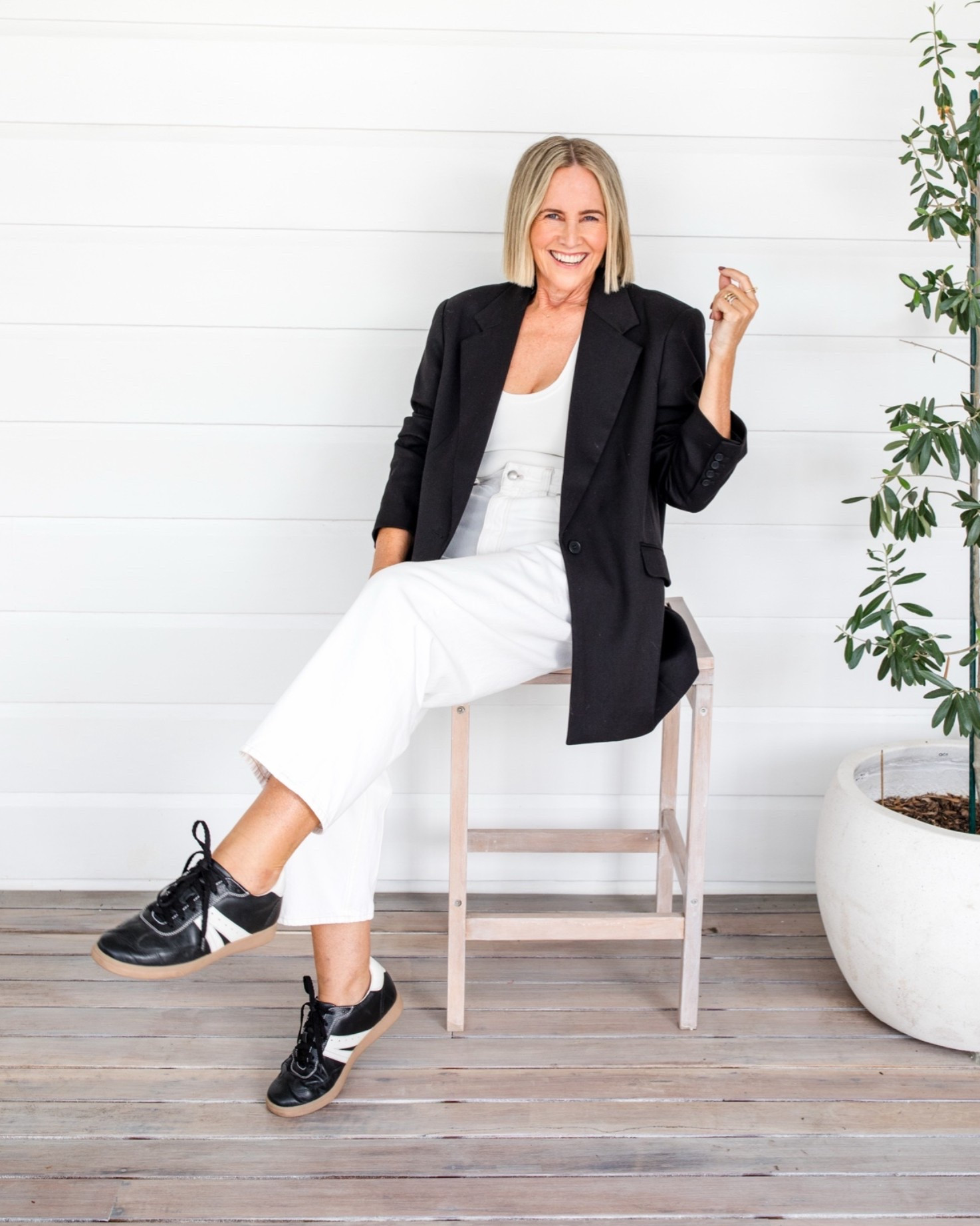 Blazer: M/L
Tank: L
Jeans: 29

Shoes: FRANKIE4 Levi (code NIKKI20)

#LTKaustralia #LTKwinter #LTKover50style