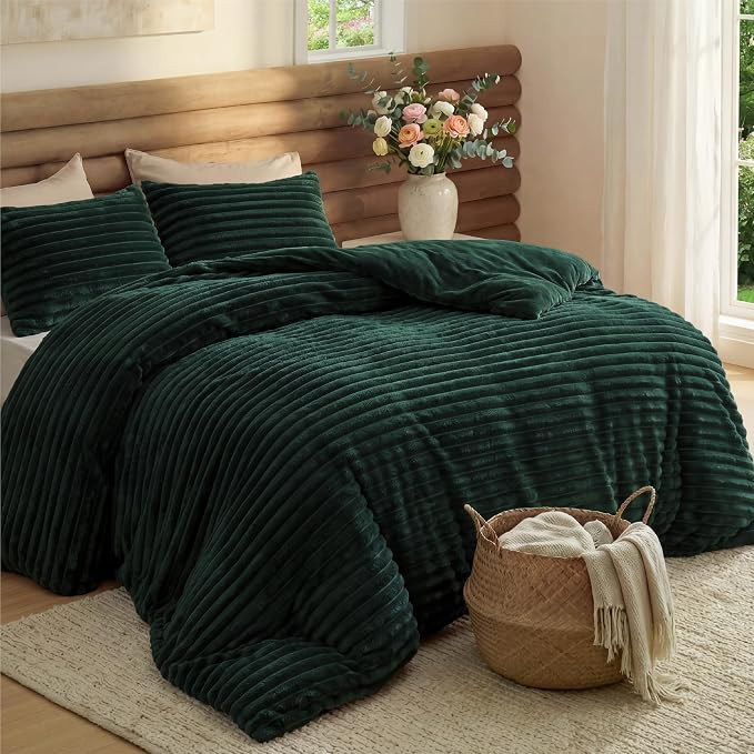 Bedsure Queen Fluffy Comforter Set - GentleSoft 3 Pieces Luxury Fleece Bed Emerald Bedding, Cozy ... | Amazon (US)