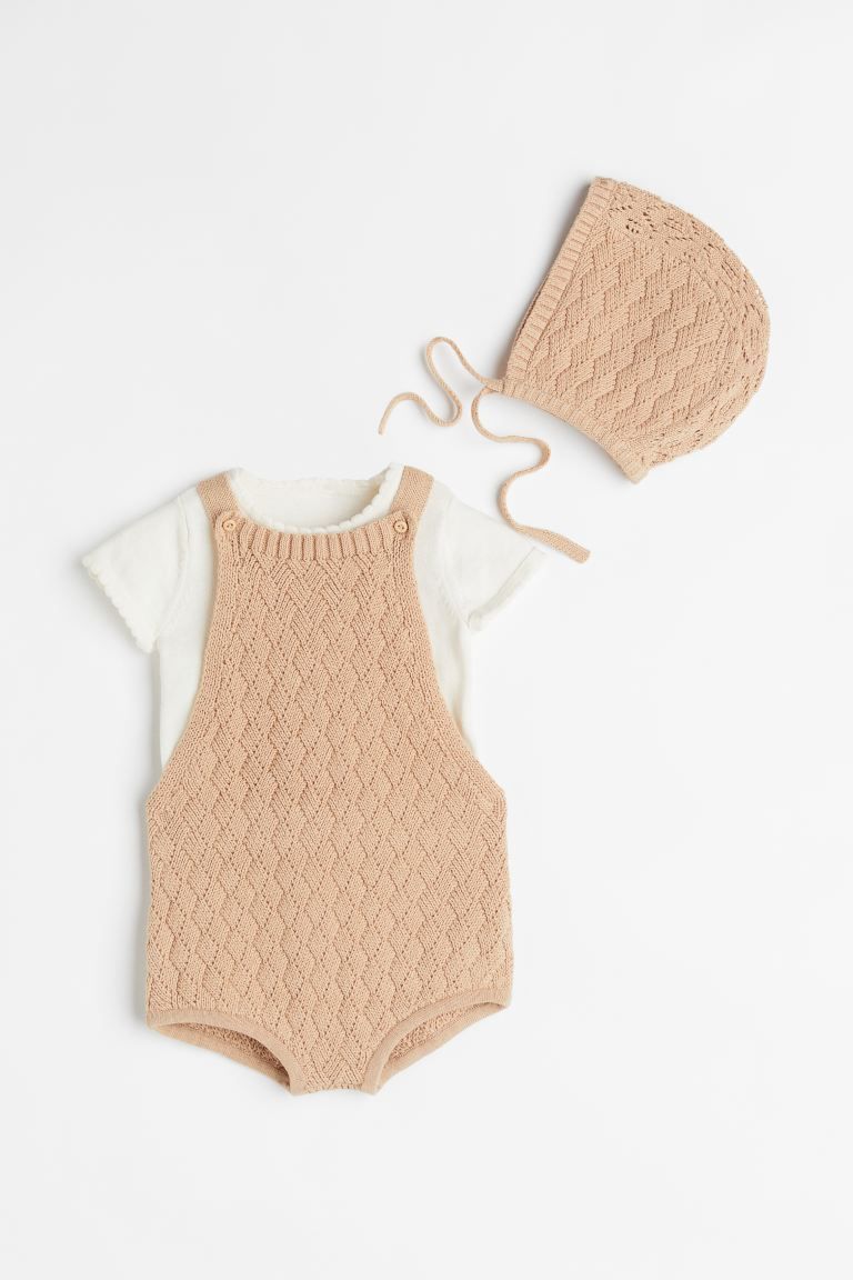 Baby Exclusive. Set with a fine-knit T-shirt and overall shorts and a bonnet in textured-knit org... | H&M (US + CA)