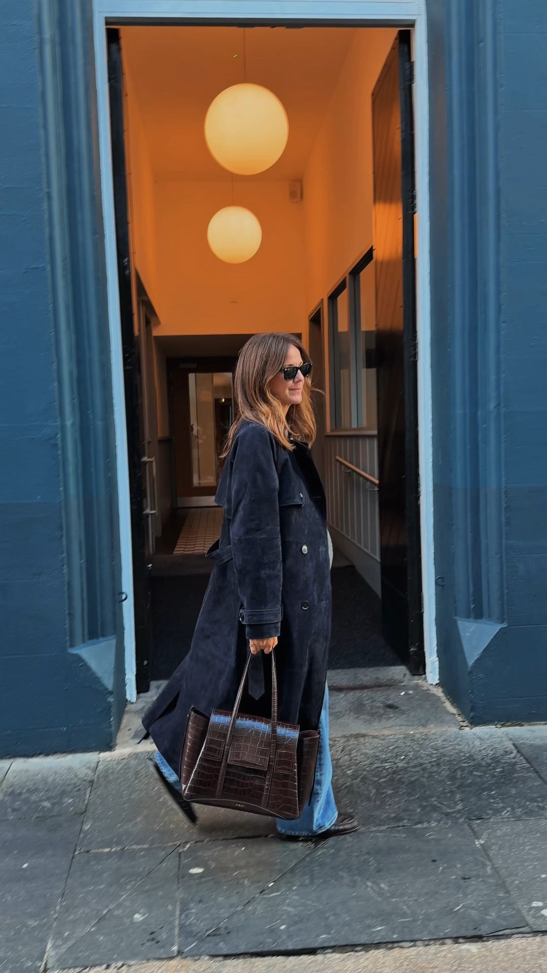 Navy 🤝 chocolate brown accessories 