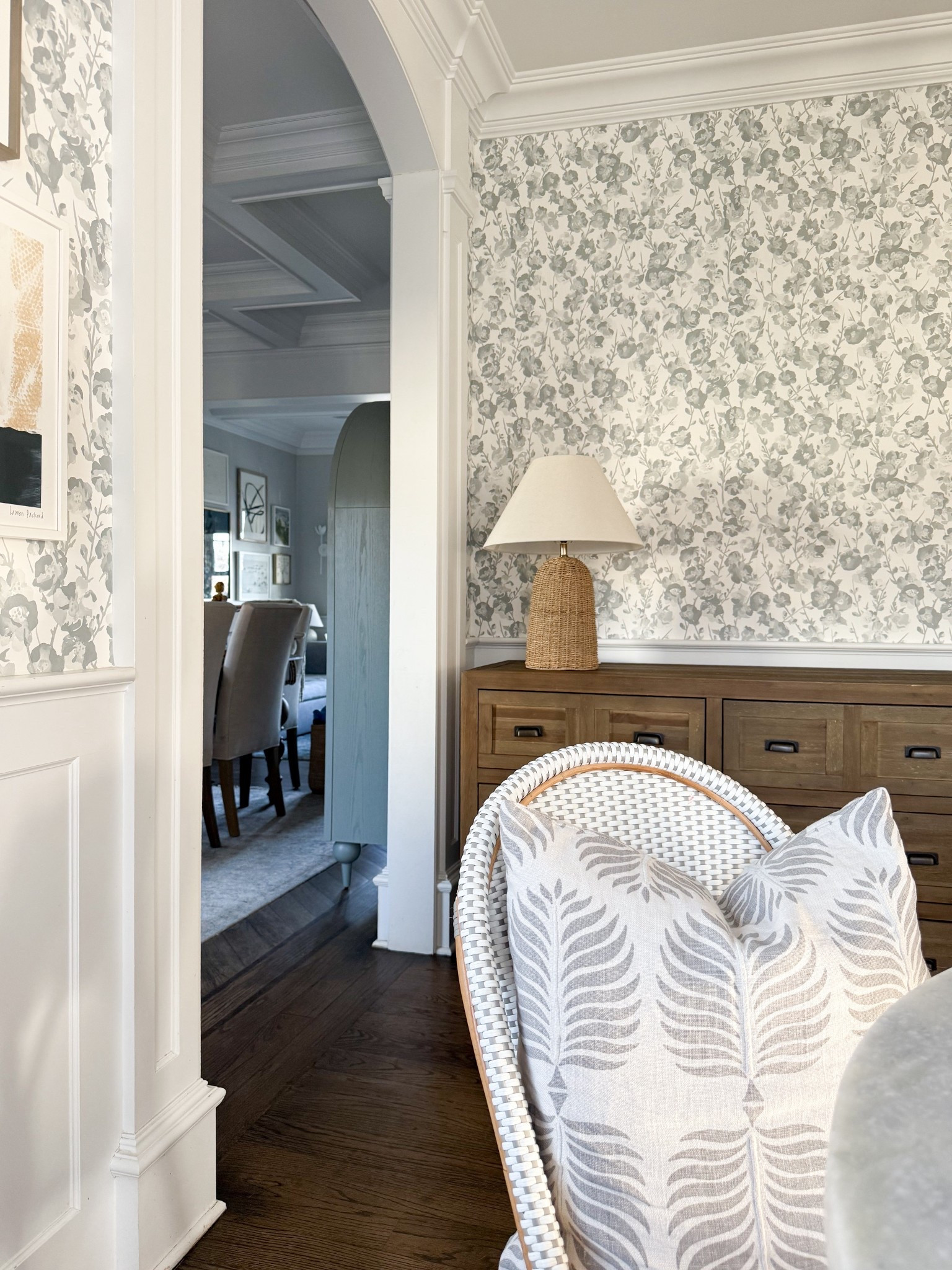 I got this wall wallpapered today and it’s such a pretty new view! Planning to hang the art back up and style everything tomorrow 🙌🏻

Wallpaper is discontinued but I’ve linked similar! 

#LTKHome #LTKFindsUnder100 #LTKdayinmylife