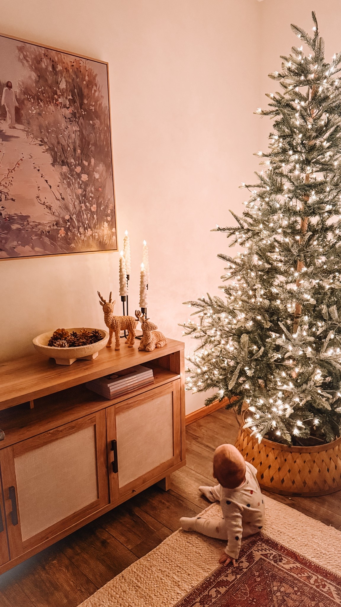 Christmas decor is up 🎄 babies first Christmas



#LTKHoliday #LTKBeauty #LTKHome