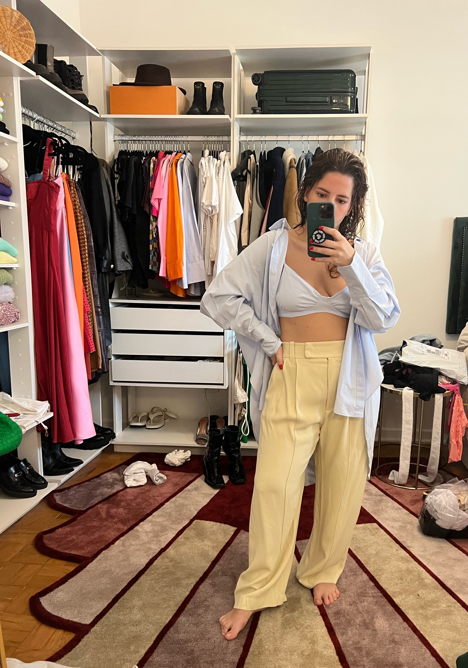 Primeiro ignorem a bagunça haha, não são todos os dias que os looks saem com facilidade. Aqui eu trago outra proposta de calça alfaiataria e camisa (sim eu posso viver desse combo 😂), em uma pegada mais colorida e descontraída, ótima para usar no final de semana para saírem confortáveis e chiques. 

#LTKstyletip #LTKbrasil