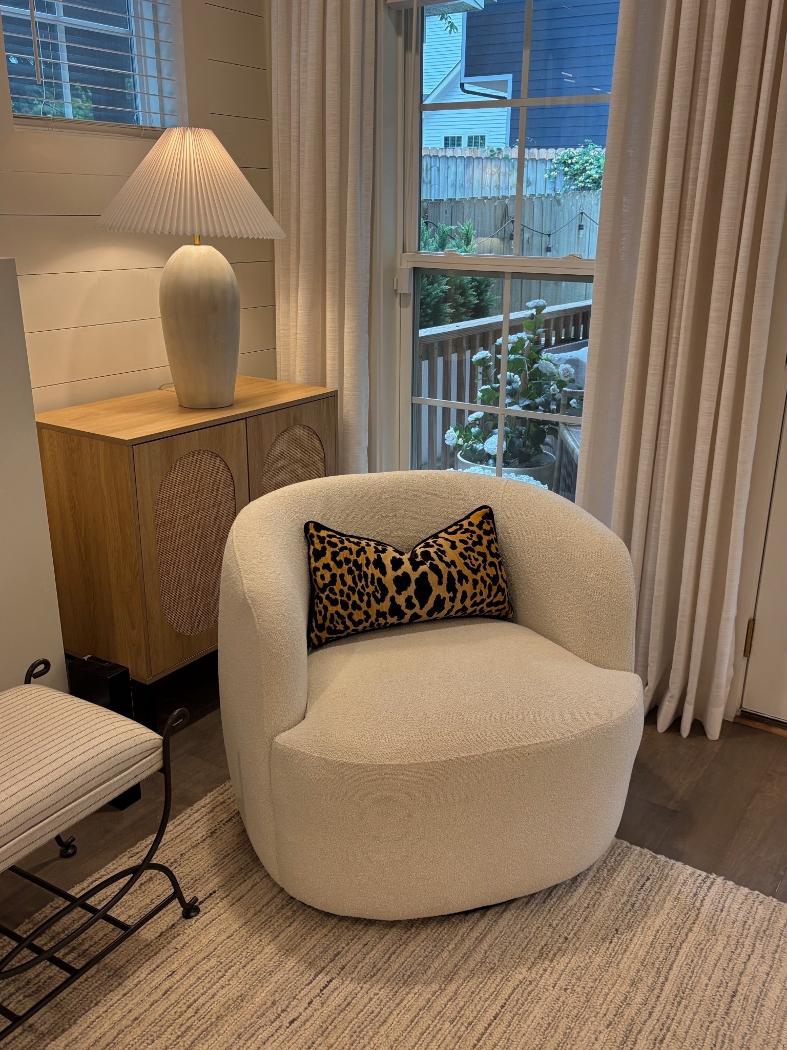 Living room chairs on sale! These are my favorite and they swivel too! 



Furniture, home decor, neutral, minimalism, interior design, house, sidneymarieduke

#LTKHome #LTKSaleAlert