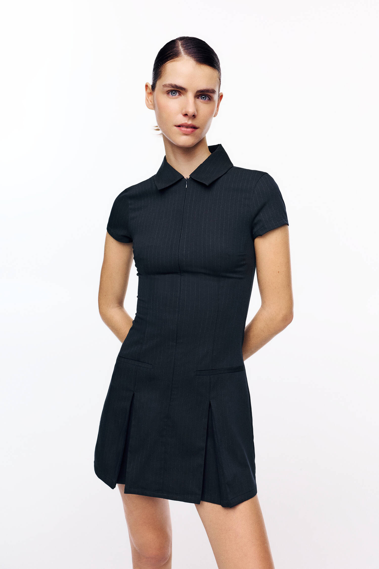 Kurzes Kleid mit Nadelstreifen und Falten | Pull&Bear Deutschland | PULL and BEAR DE