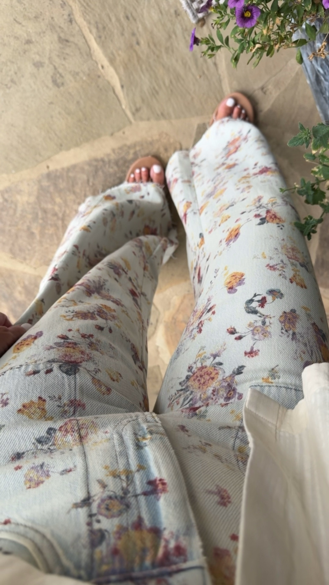Summer lightweight floral jeans. Adi jeans. Use code TWOPEAS20 for 20% off this weekend. 
Go up 1 size, wearing 26

#LTKootd #LTKSaleAlert #LTKSeasonal