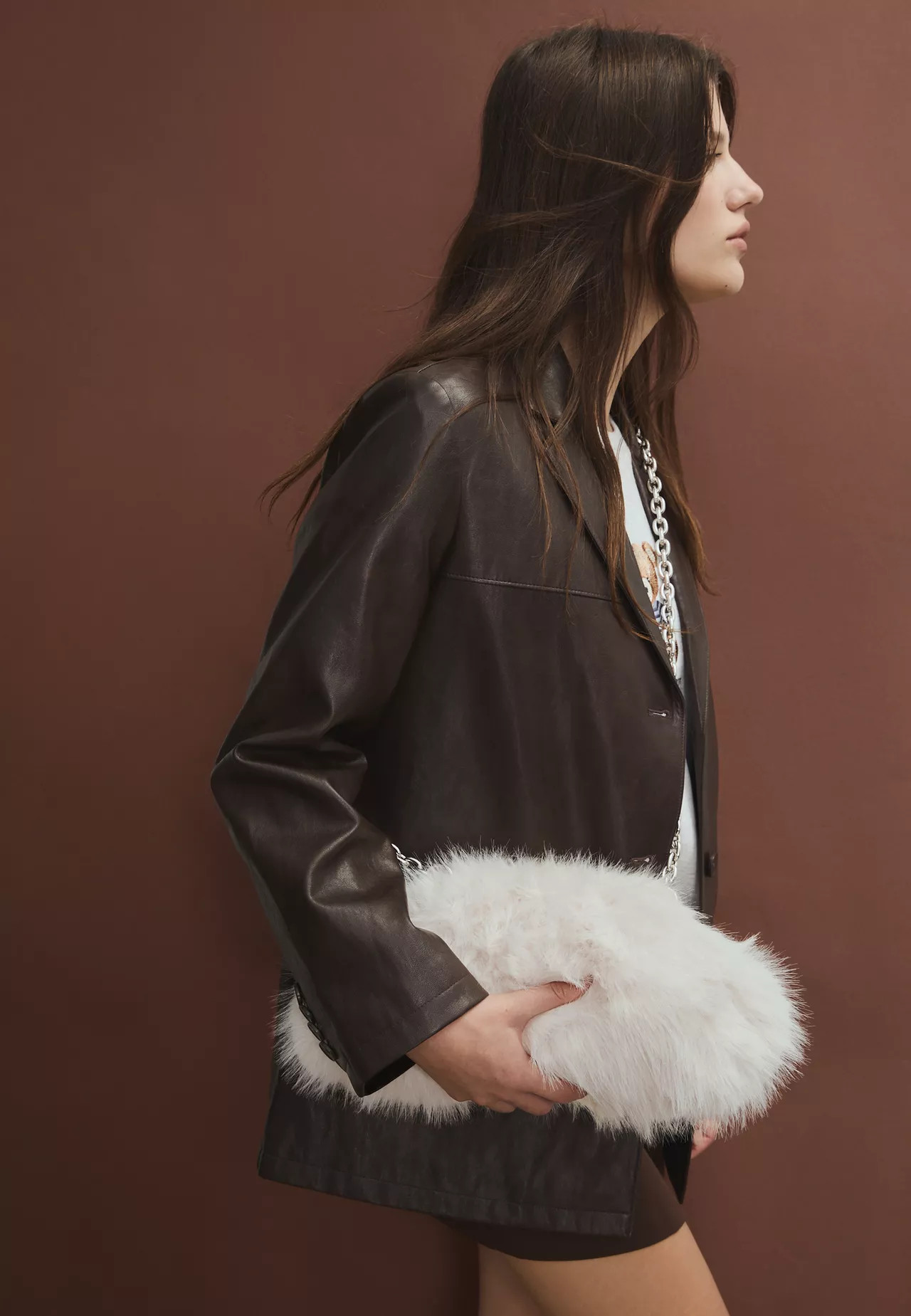 Faux fur bucket bag with chain - Women's fashion | Stradivarius United Kingdom | Stradivarius (UK)