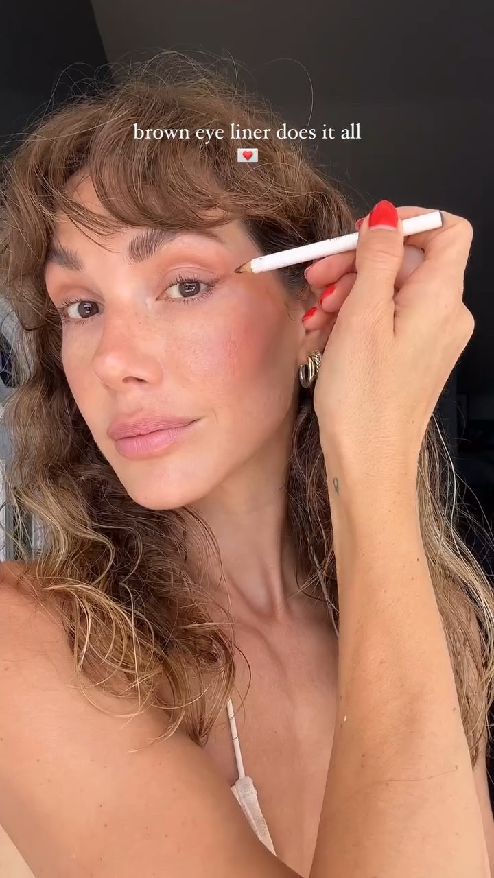 How can one product take your make up look to the next level like this? From contouring lips, nose and eyes to faux freckles. I love! The eye liner used is @kjaerweis 💌
.
.
.
#makeup #everydaymakeup #cleanbeauty #makeuptutorial

#LTKBeauty