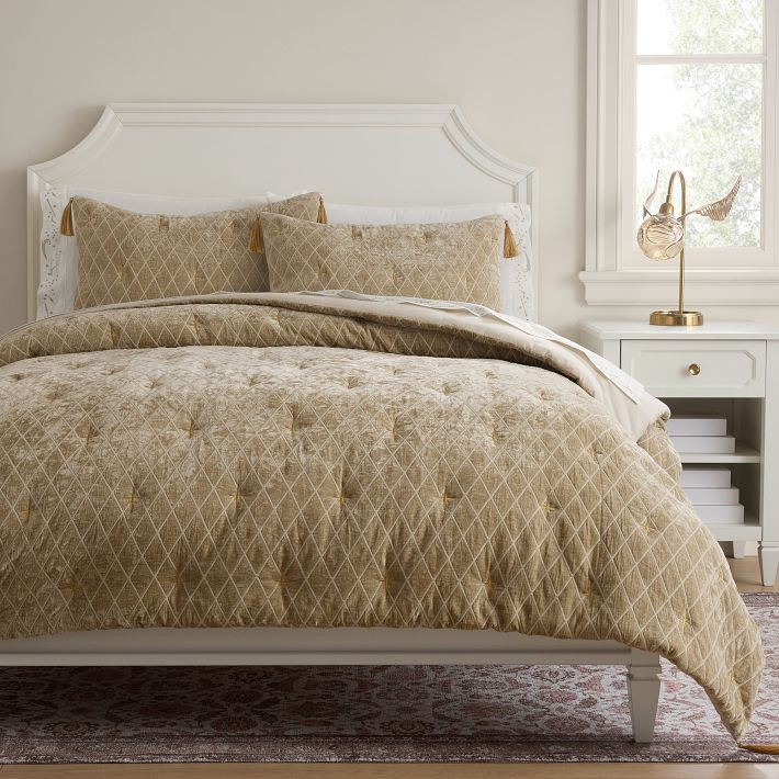 Harry Potter<sup>™</sup> Mystic Stars Velvet Quilt | Pottery Barn Teen