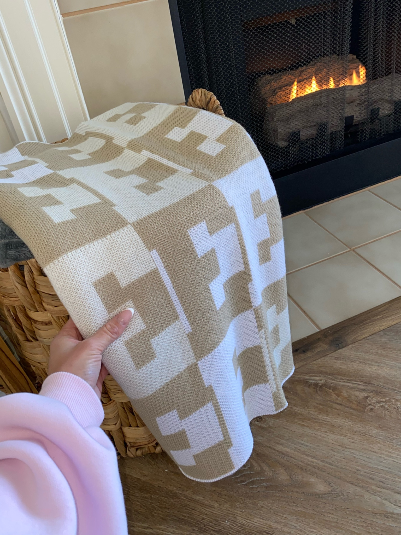 This initial throw blanket is such an amazing gift or addition to your home that gives a personal touch to your space ❤️