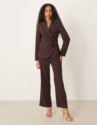 AWARE - Elegante set met blazer met gestrikte zijkant en broek met rechte pijpen in chocoladebrui... | ASOS (Global)