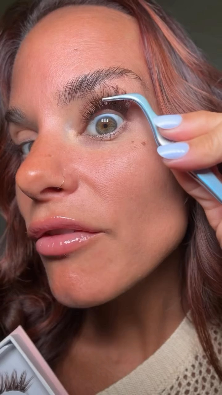 Okay but did you know there’s a brunette version?! 🤎✨ The FlutterHabit “The Dreamer” in Brunette blends so naturally with darker lashes and gives that soft, wispy extension look without the salon price. Subtle, seamless, and so pretty.

💬 Comment “dreamer” and I’ll DM you the link

#TayBeckerBeauty #TayBecker
#flutterhabit #lashclusters #brunettelashes charlestonbeauty momstylevibes reellife beautyfinds