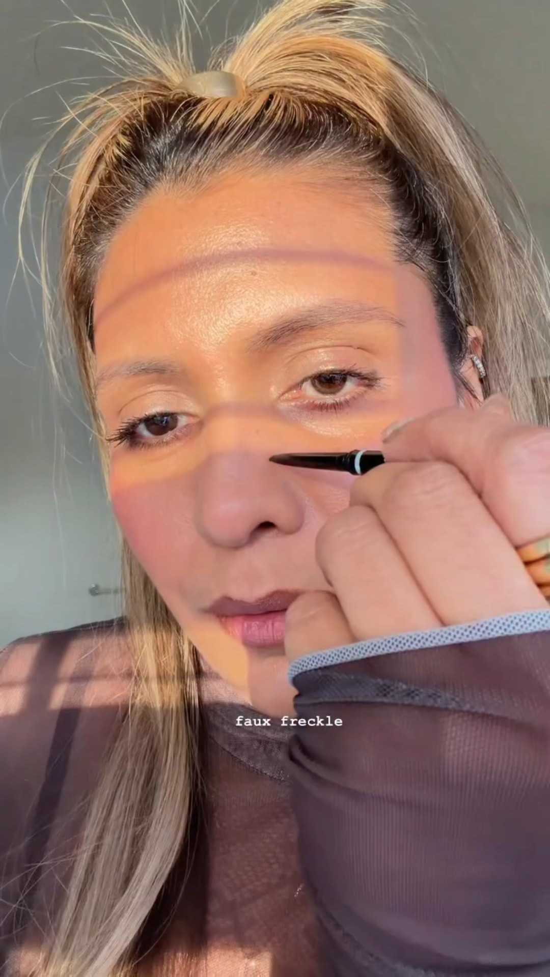 using my eyebrow pencil to create faux freckle ✨ easy makeup look

#makeup #fauxfreckles #beauty