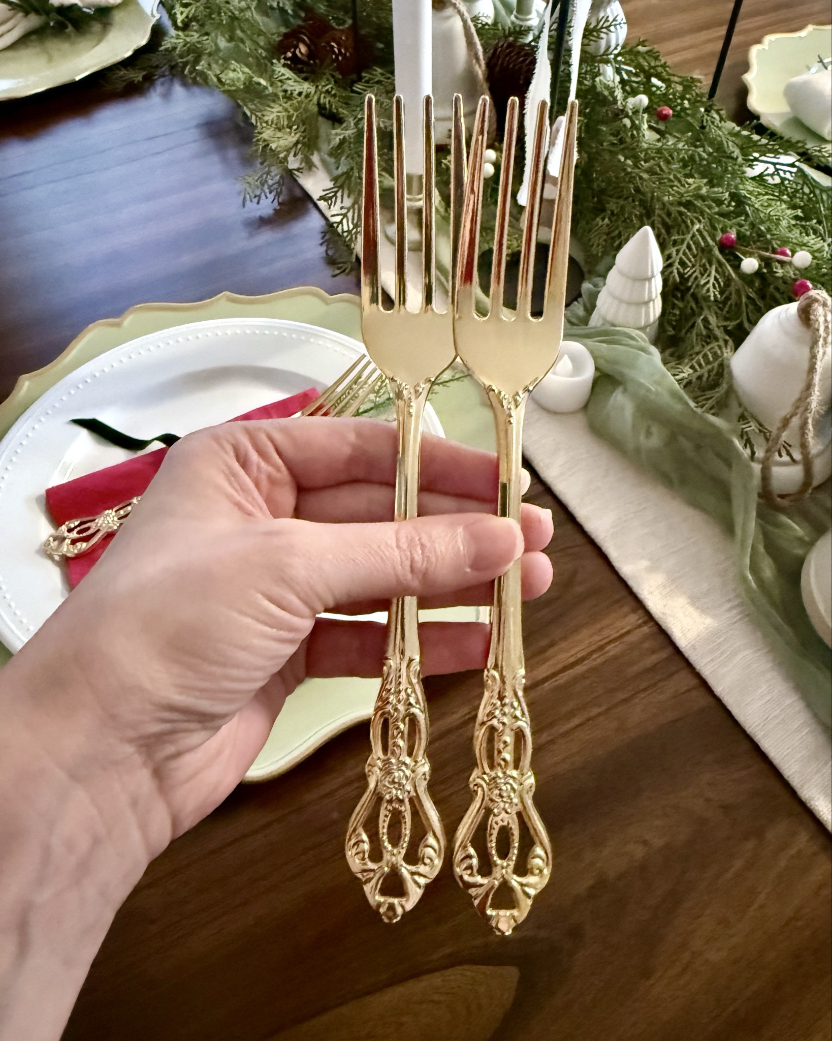 Last-minute essentials for the Christmas table, including napkins, plastic plates, and forks, that will arrive on time with Amazon Prime. I particularly love these gold vintage-looking forks, which are only $8.99 for a pack of 30. They’re perfect for the holidays or any event. 

#LTKHome #LTKHoliday #LTKFindsUnder50 #LTKSeasonal