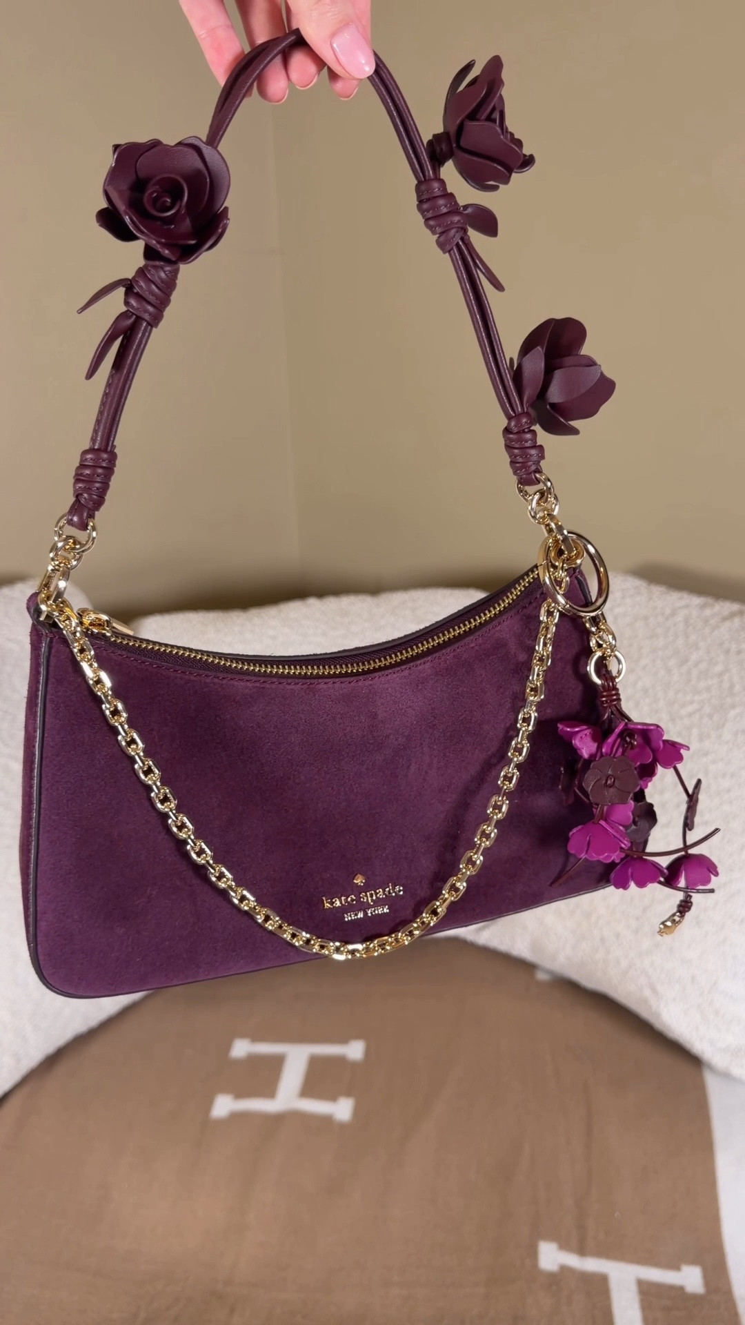 Florals for fall?! 

I am loving all of the new colorful fall arrivals at the Kate Spade Outlet, and especially this Grenache Margot with a floral handle 😍 it is the most beautiful deep purple for fall and I love that’s they brought tons of florals into the season!

The body is suede and she comes with a crossbody strap 😍
