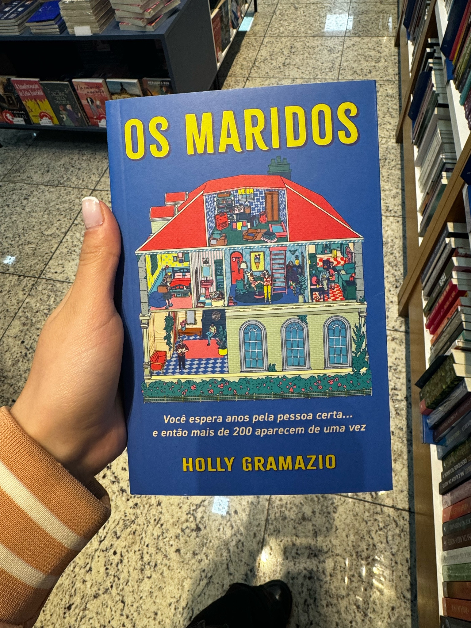 Sinopse evolvente que me fez colocar esse livro na lista de desejos, confere abaixo:

Ao voltar tarde da despedida de solteira da melhor amiga, Lauren é recebida por seu marido, Michael. Só tem um problema: ela não é casada e não sabe quem é esse homem. Mas, de acordo com seus documentos, fotos no celular, família e amigos, eles estão juntos há anos. Será que Lauren enlouqueceu e não se lembra do próprio cônjuge?

Enquanto ela tenta entender o que está acontecendo, Michael vai até o sótão trocar uma lâmpada e desaparece. Em seu lugar, surge um novo homem, que ela também não conhece e que também afirma ser seu marido. Além disso, aspectos importantes de sua vida também mudaram: ela tem um novo emprego, seu apartamento foi redecorado e todos a sua volta têm lembranças de uma vida que ela nunca viveu.

Ela decide pedir para o marido subir no sótão novamente e o impossível acontece mais uma vez: outro homem surge, e uma nova vida se constrói em torno dela. Ao perceber que o sótão está lhe oferecendo um estoque infinito de maridos, Lauren embarca numa busca incessante pelo parceiro ideal. Alto demais? Próximo. Baixo demais? Próximo. Bigode estranho? Próximo. Rabugento? Próximo. Não corta os pelos do nariz? Definitivamente, próximo.

Mas, depois de tantos maridos, ela começa a se questionar: quando trocar de vida é tão fácil quanto trocar uma lâmpada, como saber que você encontrou o caminho certo? Quando se deve parar de procurar pelo melhor e apenas viver de verdade?


#LTKover50style #LTKbrasil #LTKgiftguide