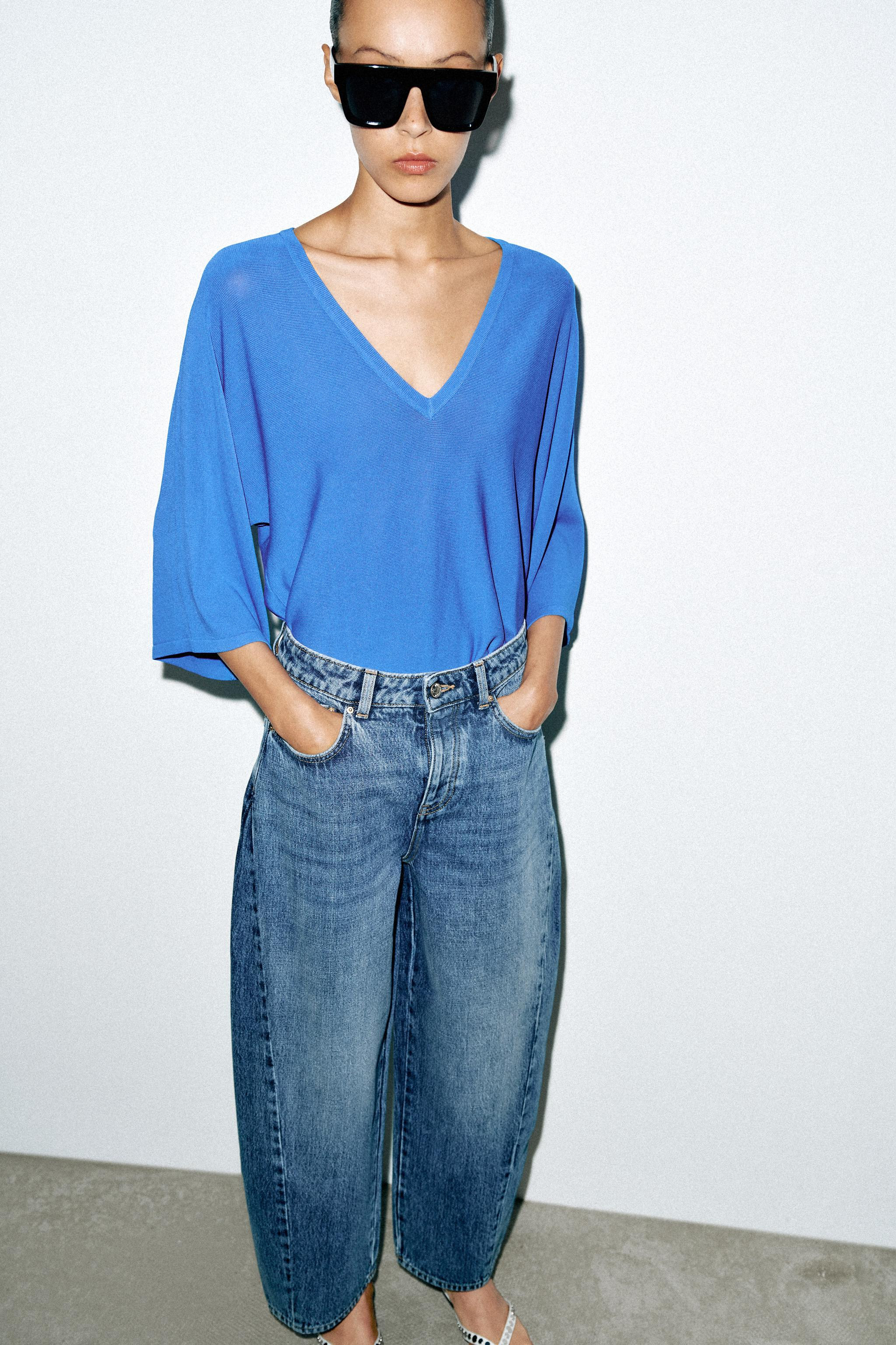 HIGH RISE - BARREL - SEAM DETAILHigh-rise five-pocket jeans. Loose leg that tapers towards the an... | Zara US