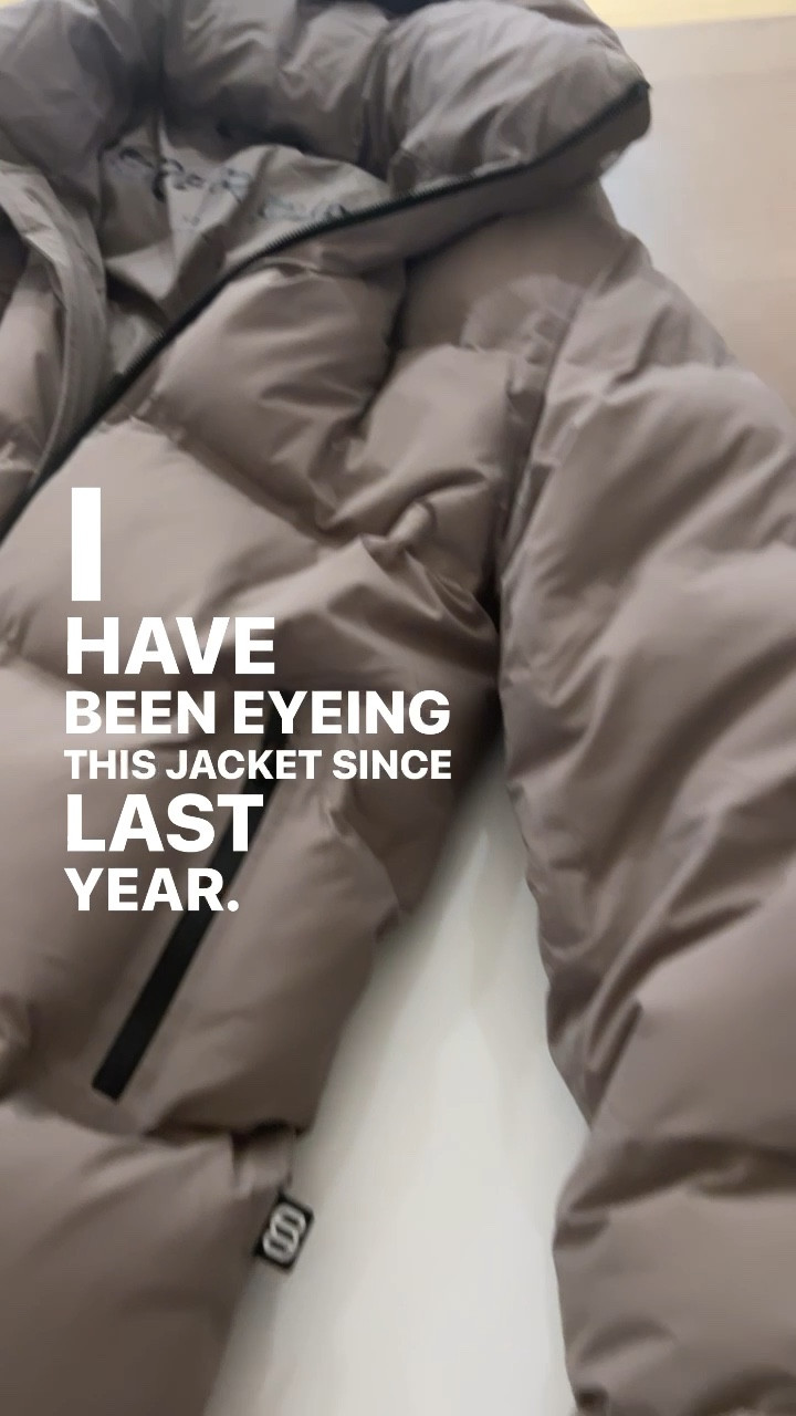 Such a soft, cozy, warm and long puffer. Love the color and black zippers. My new favorite winter jacket! ❄️ I got it in XS


#Momlife #puffer #winterjacket #momlifebelike #mommylifestyle #sahmlife #neutralstyle #neutraljacket #wintercoat #winterpuffer #longpuffer #pufferjacket #superpuff #aritzia #aritziastyle #minimalistjacket #artiziasuperpuff #warmjacket #torontoblogger #torontobloggers #torontomom 

#LTKover40 #LTKSeasonal #LTKstyletip