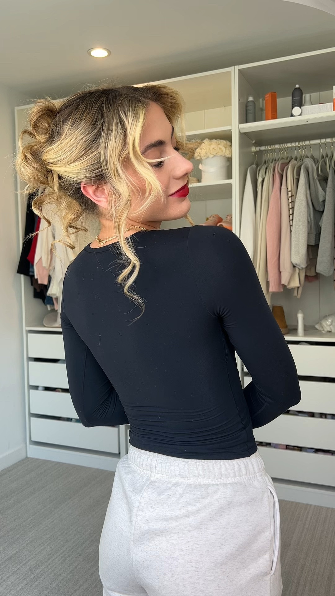 This hairstyle always gets so many questions but its SO easy!!
#hairtok #hairtutorial #messybuntutorial #messybun #easyupdo #easyhairstyles