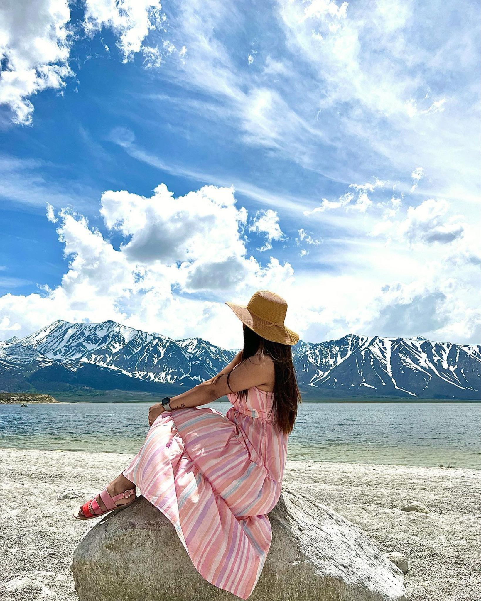 𝘾𝙖𝙥𝙩𝙞𝙫𝙖𝙩𝙚𝙙 𝙗𝙮 𝙩𝙝𝙚 𝙢𝙖𝙟𝙚𝙨𝙩𝙞𝙘 𝙖𝙡𝙡𝙪𝙧𝙚 𝙤𝙛 𝙨𝙣𝙤𝙬-𝙘𝙖𝙥𝙥𝙚𝙙 𝙥𝙚𝙖𝙠𝙨, 𝙖𝙣𝙙 𝙩𝙝𝙚 𝙩𝙧𝙖𝙣𝙦𝙪𝙞𝙡 𝙚𝙢𝙗𝙧𝙖𝙘𝙚 𝙤𝙛 𝙩𝙝𝙚 𝙡𝙖𝙠𝙚'𝙨 𝙗𝙚𝙖𝙪𝙩𝙮. ❄️🏞️

📍Crowley Lake, CA

📸: @omkar.desai 

 #MountainMagic #LakeViews #naturewonder #nature #mountains #lake #fashion #ootd #bhfyp #instagood #instagram #instadaily #instalike #follow  #beauties___of_universe #girltraveling #wanderlust #blogger #barbie #tbt #beauty