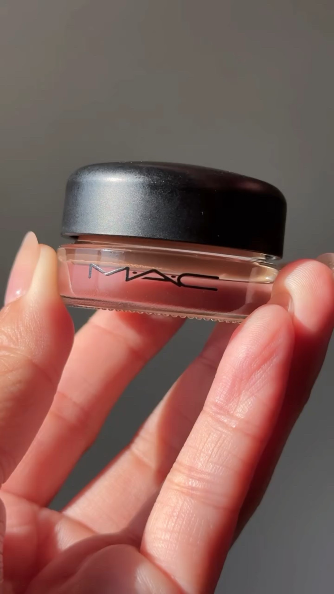 Are there certain makeup products that you associate with specific people? Maybe it’s an instance of Mandela effect but I think of @mariahlleonard when I see @maccosmetics Groundwork but unfortunately her YouTube channel is down so I can’t confirm it but this was a popular color. Either way Groundwork is a beautiful brown that stands alone as a one and done shadow but also works well as a base for any other eye looks. #maccosmetics #macpaintpot