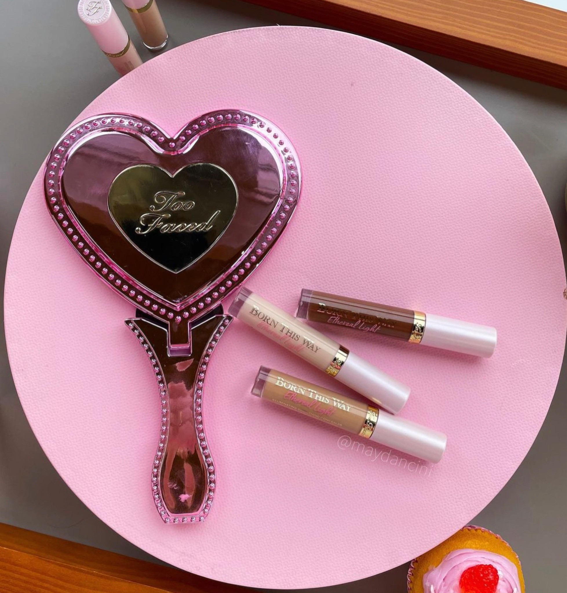 Lançamento: Corretivo Ethereal
Light de Too Faced!
Hoie estive no evento de apresentação do nove corretivo de Too Faced! Tive oportunidade de testar e escolher minha cor, então já vou contar pra vocês um pouco sobre ele!
O Ethereal Light é um corretivo para uma pele
"nasci assim"! Sua cobertura é leve a média e tem uma textura liquida bem fina.
O acabamento é hidratante mas ao mesmo tempo aveludado, o que ajuda a dar um efeito blur na textura da pele. Promete longa duração (até 24h) e ser a prova d'água!
A formulação conta com vários ativos hidratantes, nutritivos e também com ácido hialurônico. O efeito é uma pele hidratada, com aspecto natural, iluminada e também mais uniforme.
Minhas primeiras impressões: É um corretivo extremamente fino, confortável e hidratante! Fica muito bonito na pele.
Em mim, que tenho uma pele mista/oleosa, madura (36 anos) e que já estava usando uma base mais hidratante por baixo, o corretivo deu uma leve acumulada nas linhas fininhas abaixo dos olhos após uns, min que apliquei. Mas,como a textura dele é muito fina um pozinho vai resolver tranquilamente! Gostei muito que ele não se moveu durante o dia e ficou pleno até a noite!

#LTKbrasil #LTKbeauty