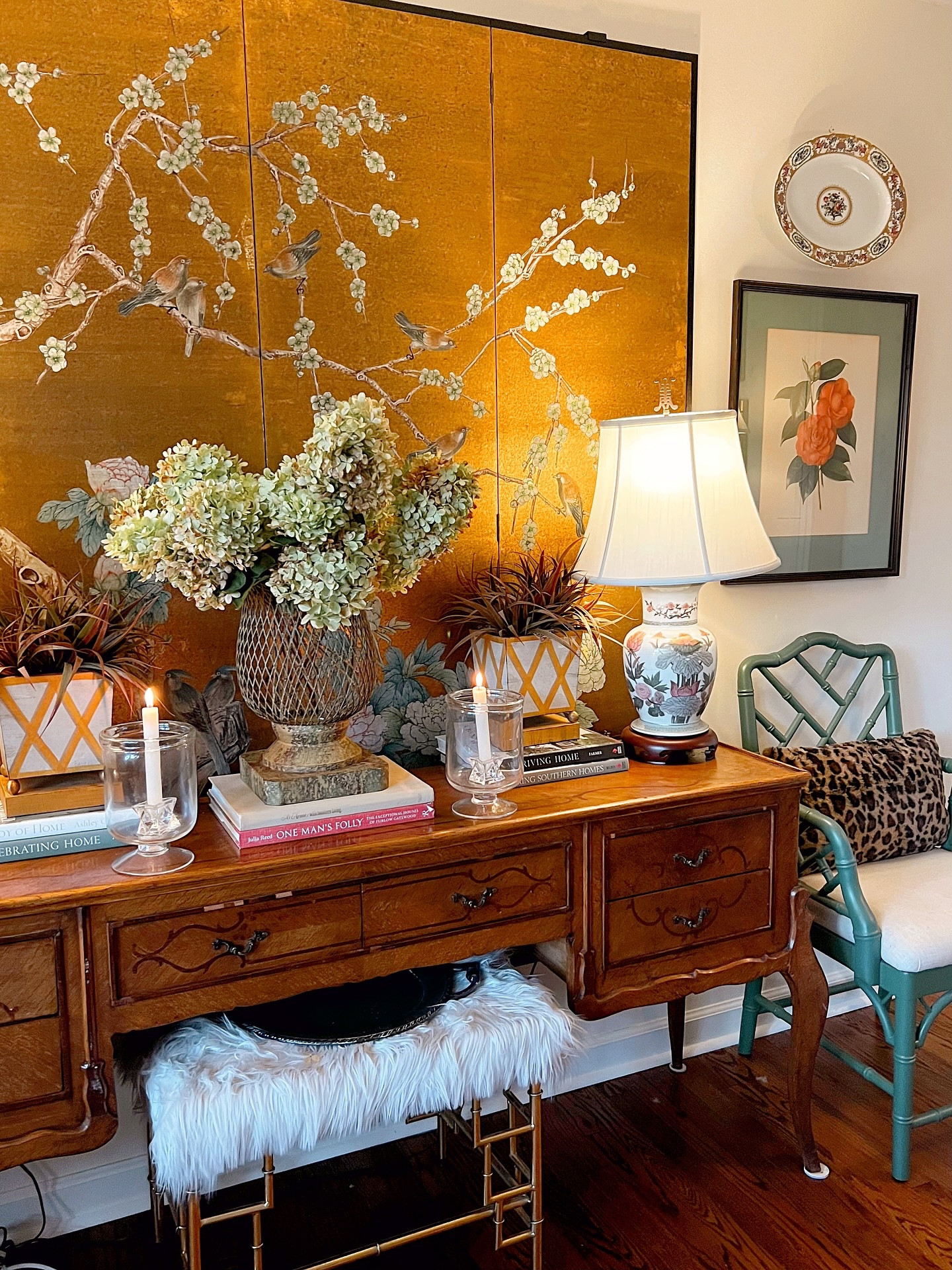 A little bit of fall is sneaking in…limelights drying in a patina-ed wire urn, woven pumpkins on the mantel, a favorite glass pumpkin added to the coffee table vignette and my Grannie’s Franciscan Apple platter by the kitchen sink. 

Just a few cozy + sentimental layers to usher in the season. 

#seasonalliving #myseasonalhome #falldecor 
•
•
•
•
•
•
•
Vintage Home Style | Vintage Decor | Home Inspiration | Collected Home | Traditional Home | Sentimental Style | Curating Joy | The Sentimental Decorator | Joyful Rituals of Home | Sentimental Home | Homes with a Story | Grandmillennial Home Style

#sentimentalhome #thesentimentaldecorator #sentimentalstyle #sentimentaldecor #homeswithastory  #styleyourstory