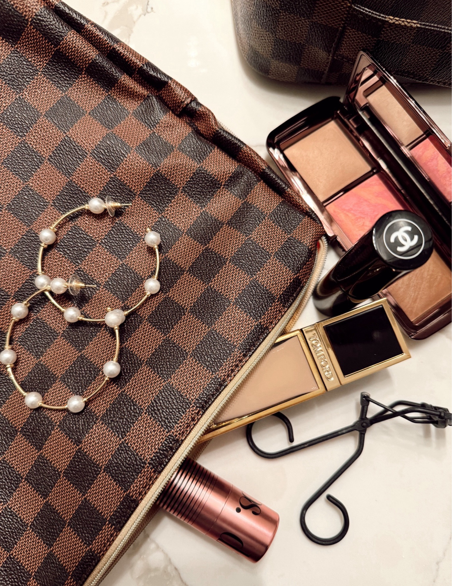 My newest makeup routine! 
foundation shade. 4.7 
dibs code: LILLIEBAG / shade. STARLIT

Also adding in my skincare faves! Crucial to not skip these steps before applying makeup! 😉

Beauty. Makeup. Dibs. Foundation. Skincare. 


#LTKBeauty #LTKSaleAlert #LTKFindsUnder50