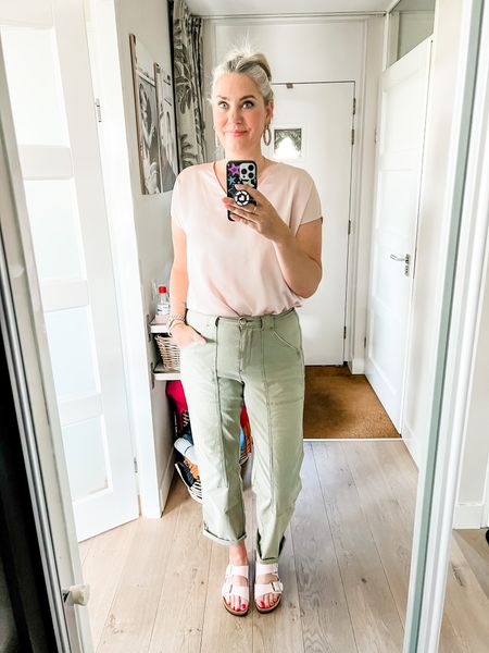 Outfits of the week

Working from home today so casual it is. Wearing a powder pink satin t-shirt with khaki stretch trousers and pink sandals. See product reviews for sizing details. 



#LTKstyletip #LTKeurope #LTKunder50