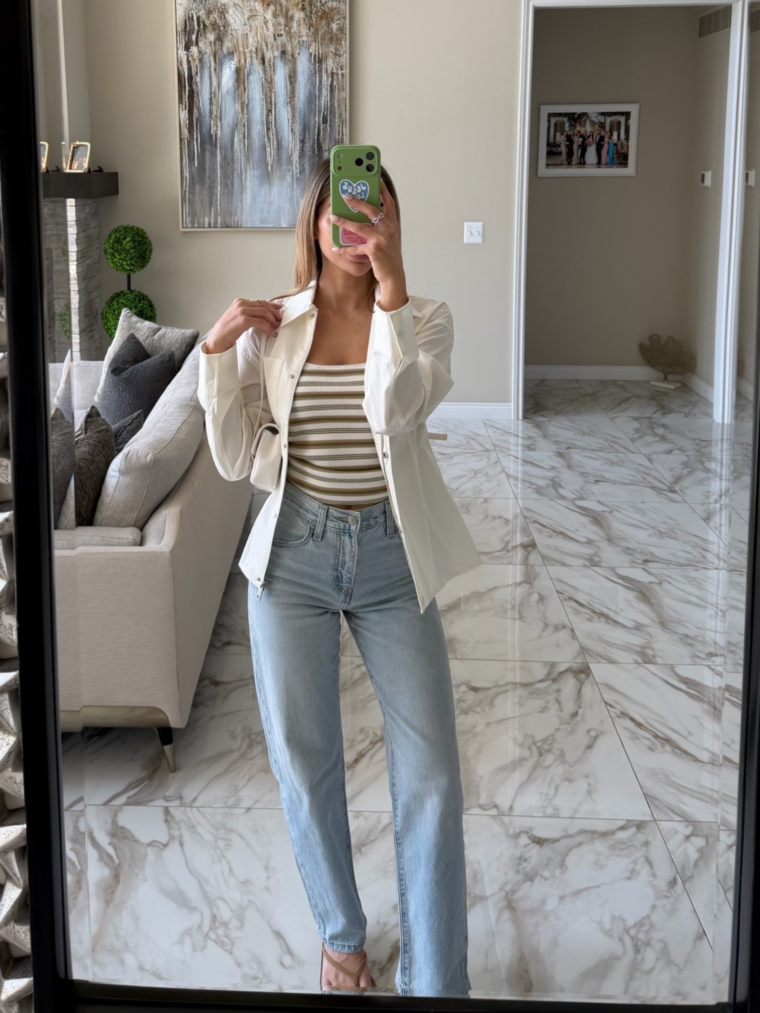 🤍🤍🤍 this pair of Levi's 😍 

#ootd #spring #summer #denim #levis #fashion #style #personalstylist #personalshopper #revolve #aritzia

#LTKootd