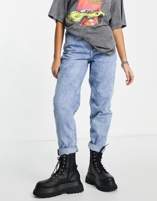 ASOS DESIGN Petite – Original – Mom-Jeans mit hohem Bund in heller Waschung | ASOS (Global)