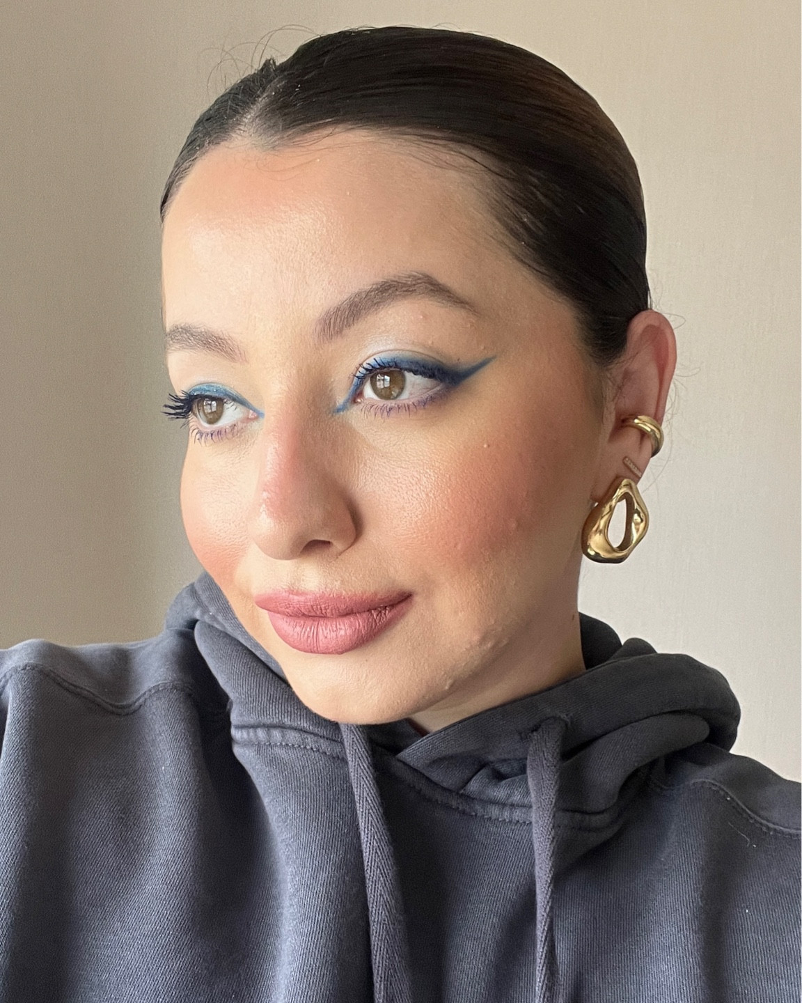 A maquiagem e o cabelo que funciona em QUALQUER look. Só mudar o tom do delineado e batom e você tem seu look “to-go” que combina com qualquer ocasião e evento. 

#ltkconbr2023 #blueliner #delineadoazul 

#LTKFind #LTKbrasil #LTKbeauty