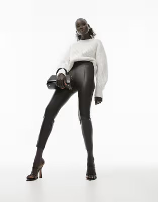 Topshop Petite – Eng geschnittene Hose aus Kunstleder in Schokobraun | ASOS (Global)