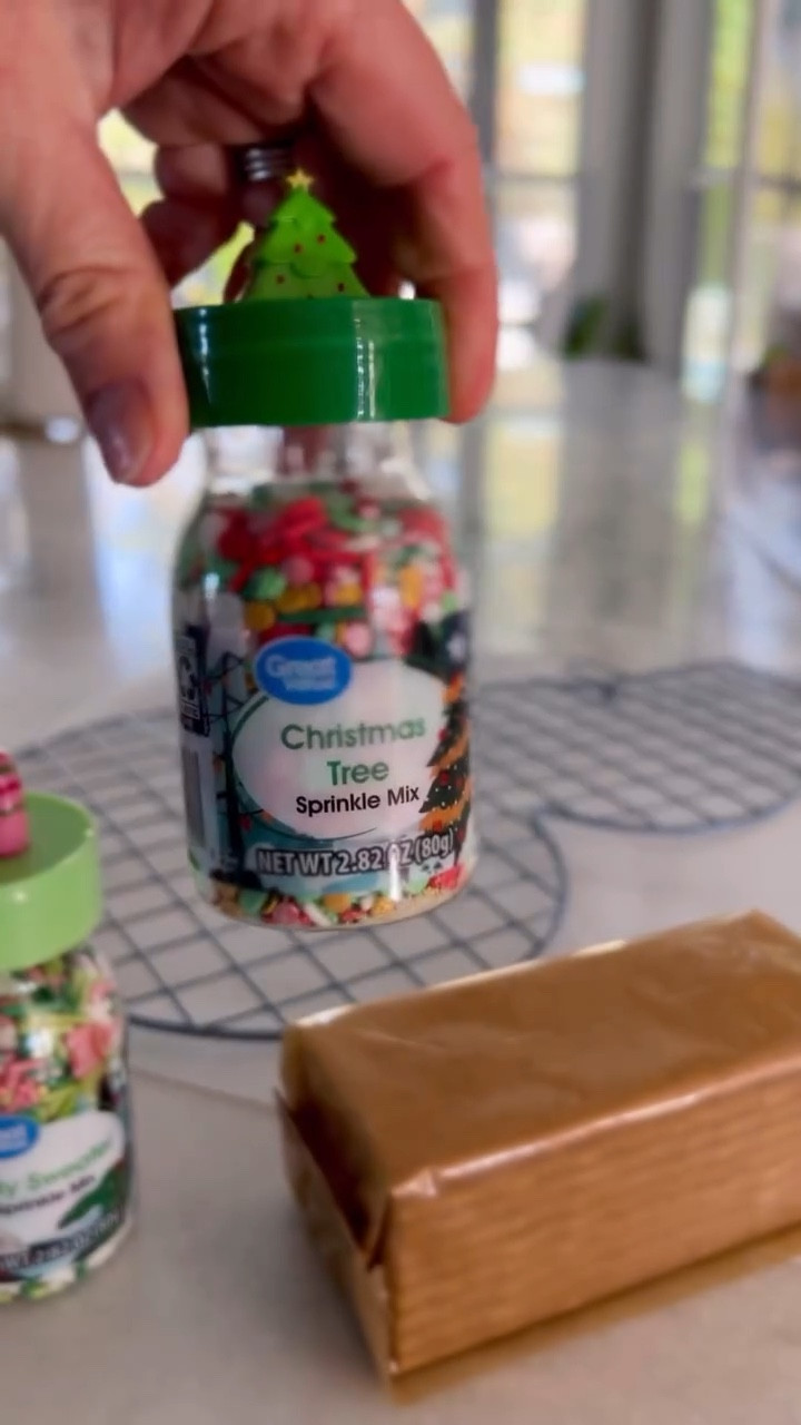 Nothing like a good ol’ night with some s’mores 🫶🏻🍫🤍 If you love s’mores, try out this fun and festive version! Dipping the graham crackers in melting chocolate and add the sprinkles. Maybe even a peppermint marshmallow 👌🏼 Grab all of these ingredients plus a s’mores roasting setup, and have a good s’mores night!