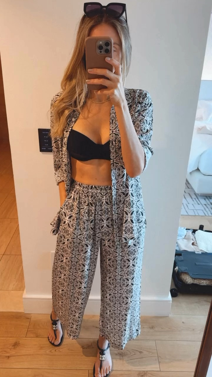 Gorgeous set that can also be worn as a cover up 
Runs tts, wearing a size small 


#LTKTravel #LTKxNSale #LTKSwim