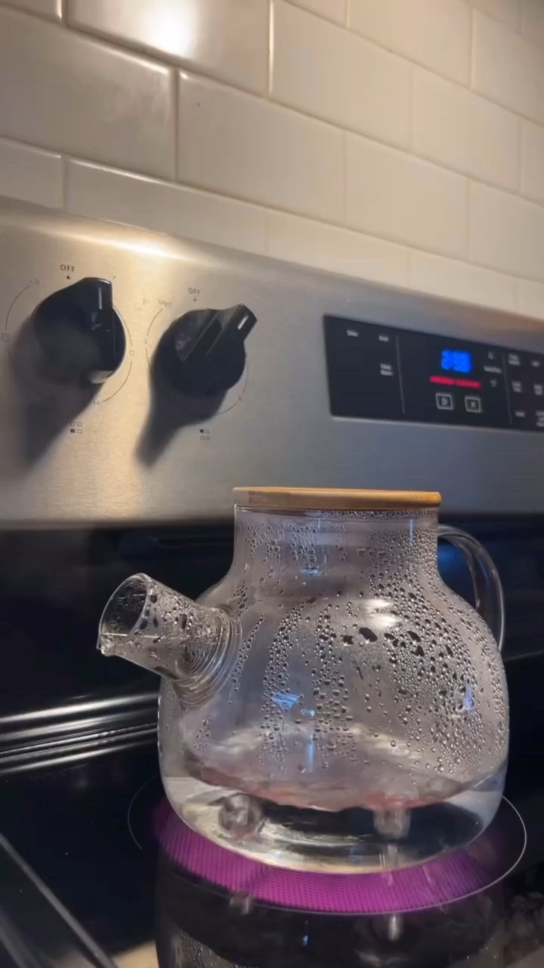 Sip & support with peppermint tea for your yoni! 💖☕️
This tea is great for reproductive health and it’s simple to make.
Boil 8-10 oz of water & add in 1-2 tbsp of peppermint. 
Turn the stove off and let it steep for 10 minutes.
You can pour the hot water over the herbs and let it steep for 10-15 minutes instead if you wish.
Strain & enjoy! ✨
It’s full of antioxidants & helps with digestion as well so it’s safe to consume one cup daily. 

Share and follow me for more tips on how to live the holistic way! 🌿🥰
•
•
•
#tea #herbaltea #womenshealth #yoni #holistic #holisticwellness #explorepage✨ #trendingreels
