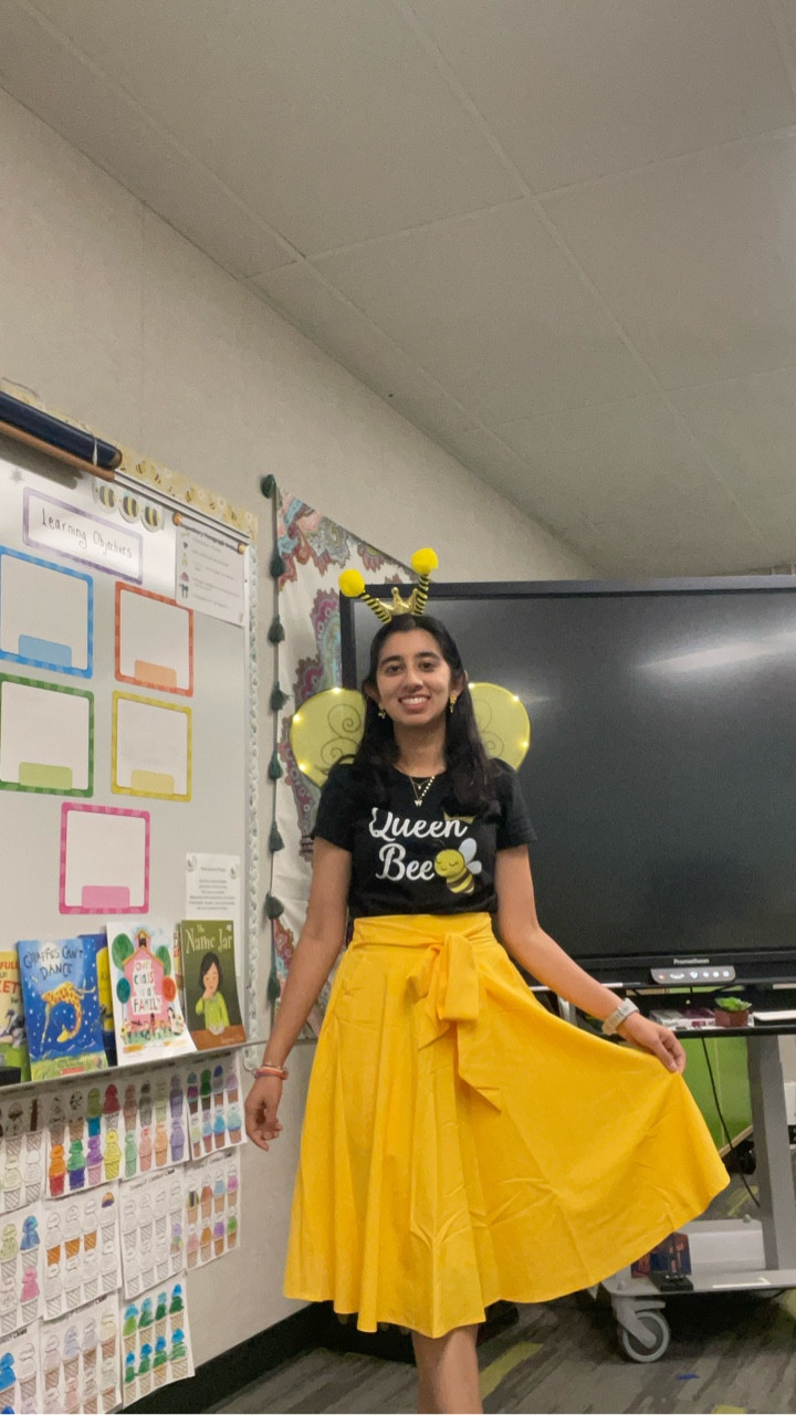 you probably can’t even tell from this angle, but my classroom is definitely bee themed! 😄🐝💛🍯

this costume was so cute and fun to wear. the kids loved it too!! 🫶🏼🫶🏼✨

can’t believe October is over and we are already in November! 🍂🍁🤎

outfit is from @amazon and it will be linked in my Amazon storefront too! 🔗🔗

#halloween2025 #teacher #teacherlife #halloweencostumes #classroom #teachersofinstagram #fyp #costume #bee #beetheme #costumeinspo #amazon #cuteness