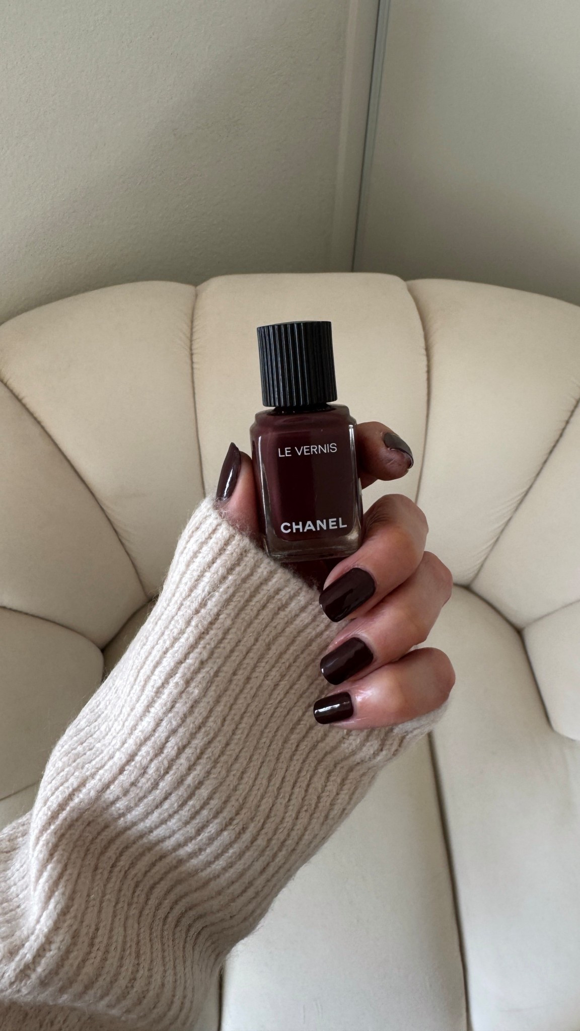 Fall Nails Inspo

I just got my nails done and I asked the manicurist to use this Chanel nail polish. I love the color, it is a rich burgundy with a shade of marronish, I do not know how to describe it but it is beautiful and so perfect for this autumn.

