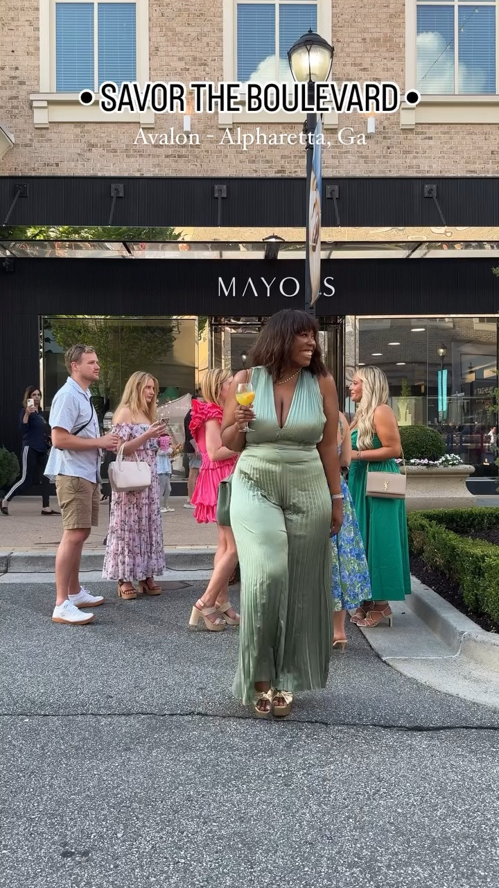Some commotion for the jumpsuit 

#localfinds #avalonalpharetta #northgeorgia #atlantablogger #abercrombiestyle #bufordga

#LTKStyleTip #LTKVideo #LTKParties