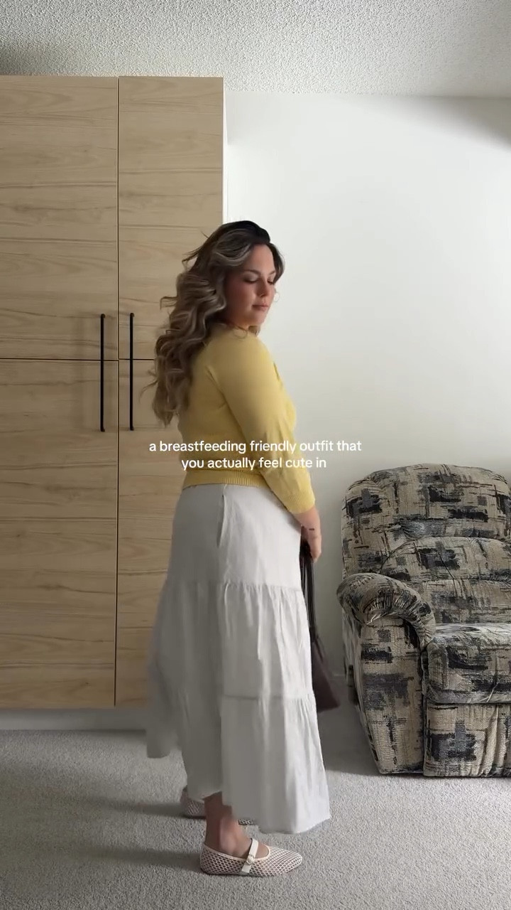 breastfeeding doesn’t mean your style has to be sacrificed! Here is a breastfeeding friendly outfit to save for moms who still want to feel like themselves. Cute but still functional for new moms!

#nursingoutfit #breastfeedingmom #postpartumstyle #momootd #newmom